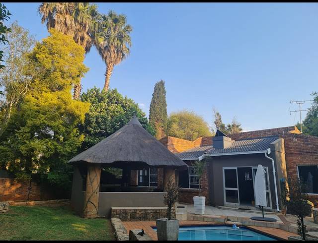 3 BEDROOM FREEHOLD FOR SALE IN SONNEVELD